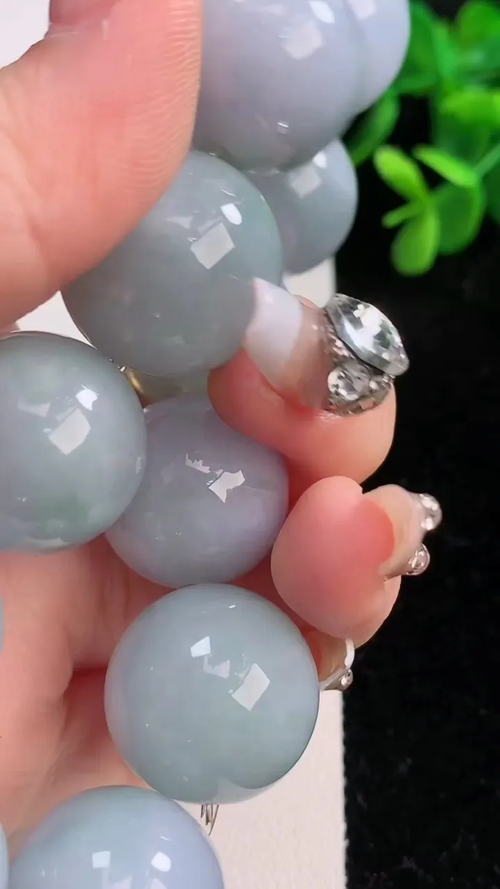 天然A货翡翠紫罗兰圆珠手串，尺寸19-20，重:147.77g12月19日
工厂直销收藏佳品,种好水足，色泽均匀，有种有色，上手高大气！