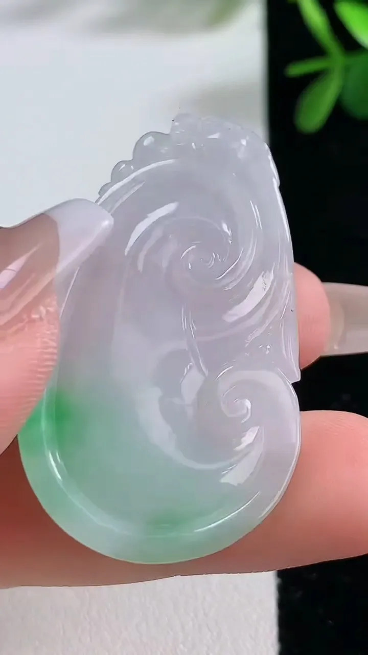 天然A货翡翠如意吊坠，尺寸44.5-25.6-5.1，重:10.74g
12月19日