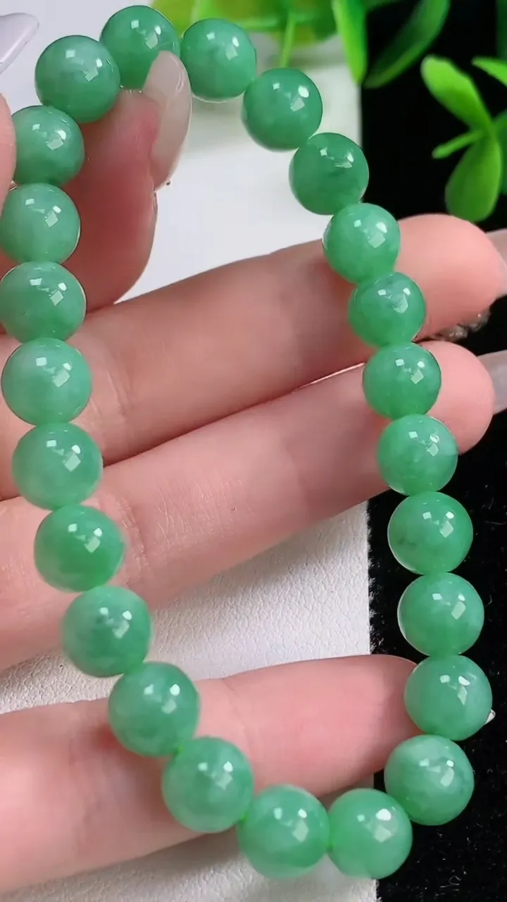 天然A货翡翠圆珠手串，尺寸7.8-24颗，重:20.40g12月19日
工厂直销收藏佳品,种好水足，