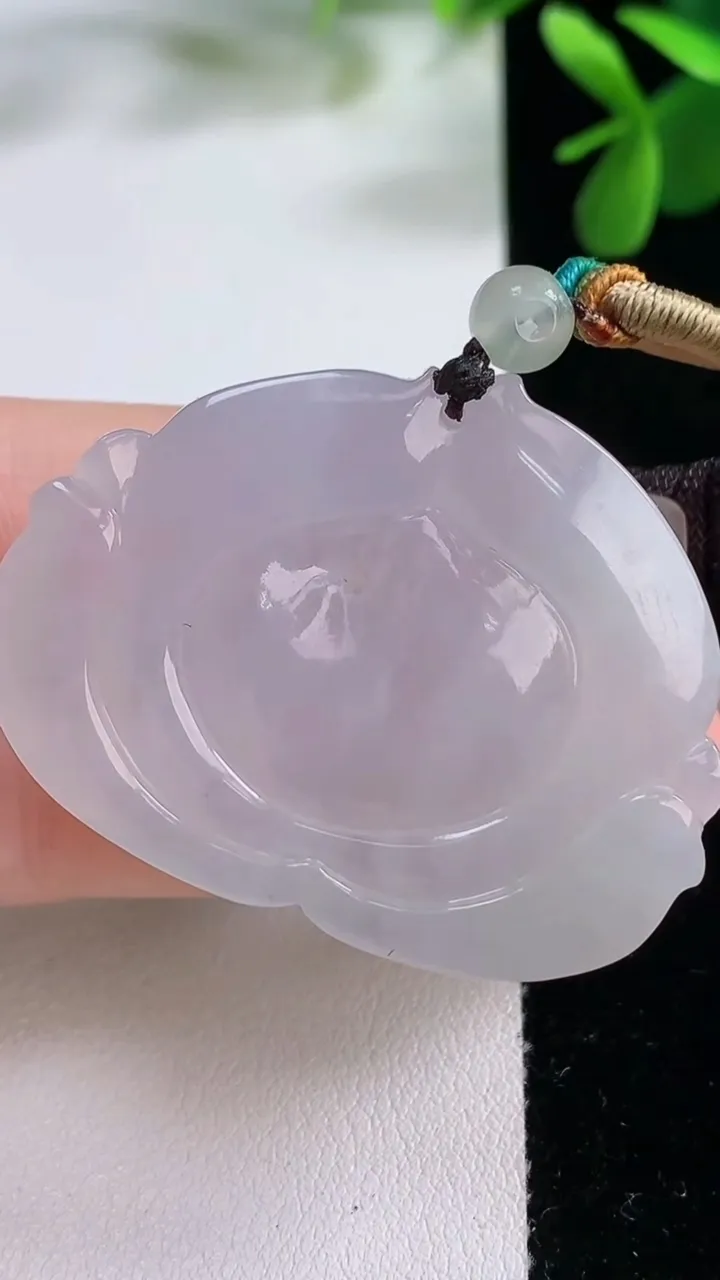 天然A货翡翠和和美美 荷花吊坠，尺寸30.3-42.6-8.8，重量:24.72g
12月19日