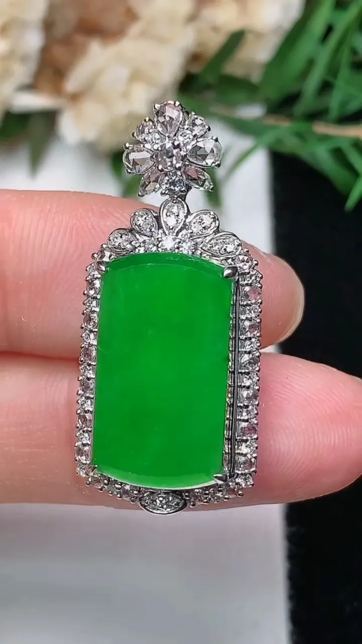 天然A货翡翠无事牌吊坠，尺寸31.2-14.2-9，裸石17.4-9.9，重量:4.03g
12月19日