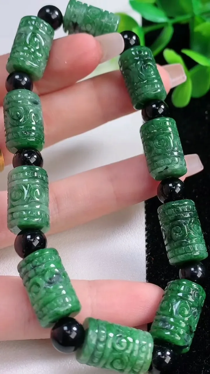 天然A货翡翠路路通手串，尺寸16.5-10.6，重:45.07g12月19日
工厂直销收藏佳品,种好水足，色泽均匀，有种有色，上手高大气！