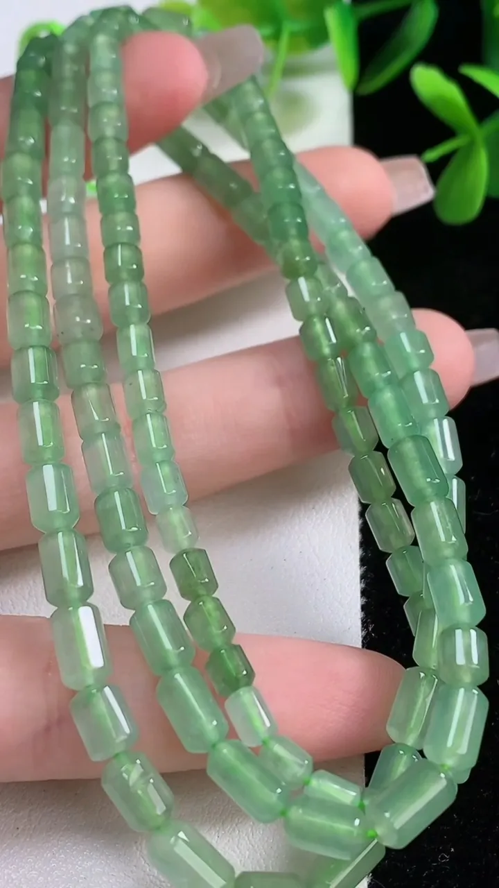天然A货翡翠路路通项链，尺寸8.6-4.5，重:30.30g12月19日
工厂直销收藏佳品,种好水足，色泽均匀，有种有色，上手高大气！