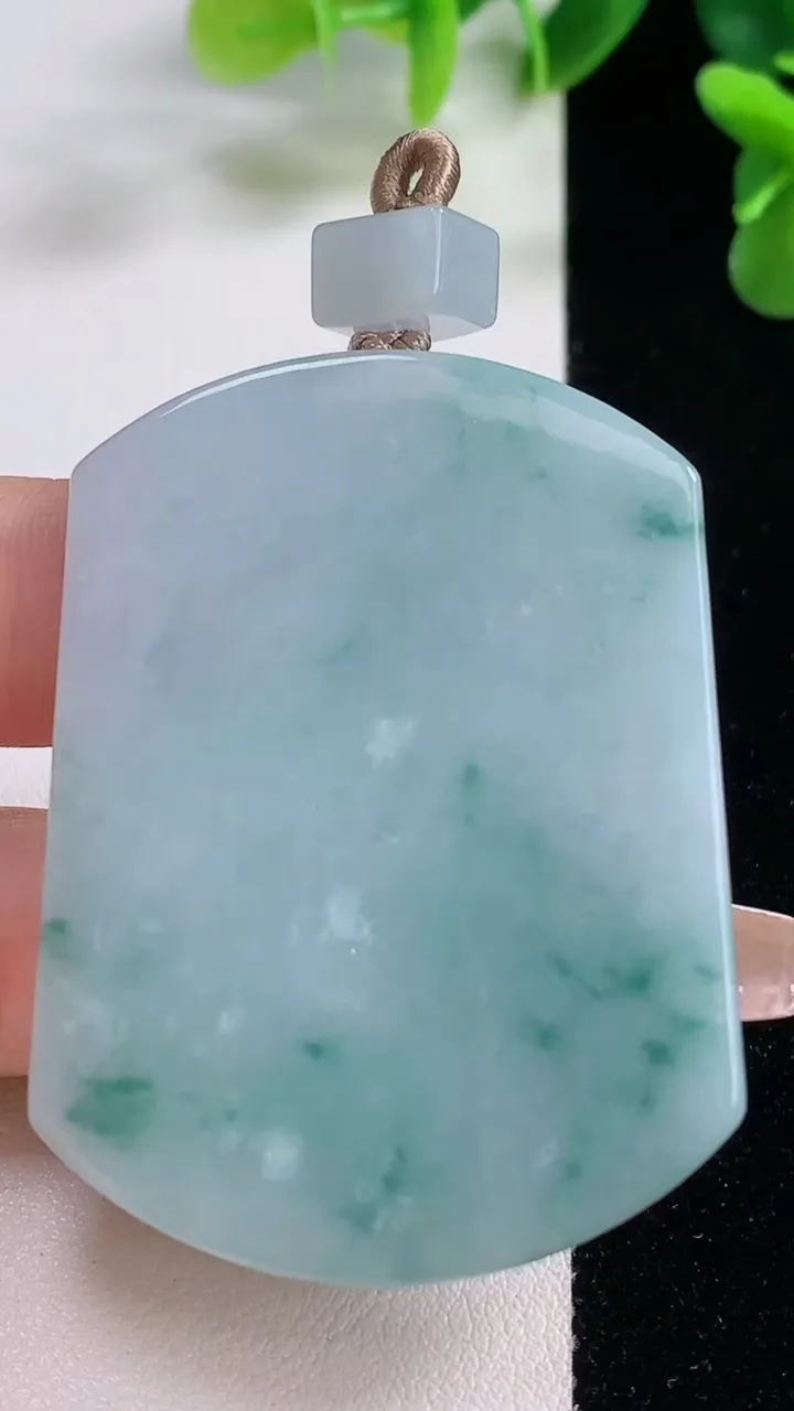 天然A货翡翠飘花无事牌吊坠，尺寸52.5-39.3-5.9，重量:37.28g
12月19日