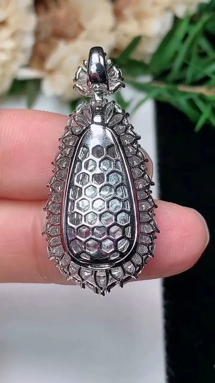 天然A货翡翠如意吊坠，尺寸34.7-16-8.6裸石19-10.6，重量:5.78g
12月19日