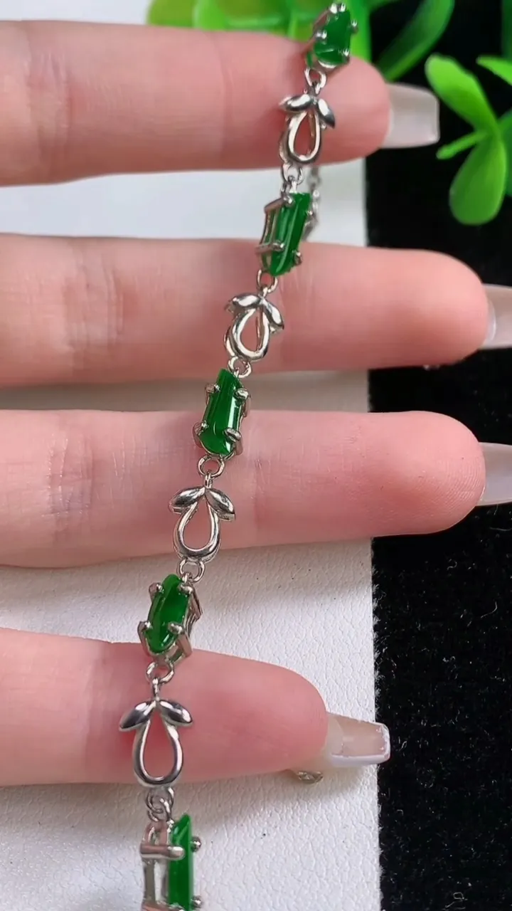 天然A货翡翠随形手链，尺寸10.5-4.5-4.2，重:4.97g
12月19日
