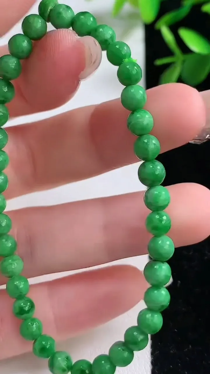 天然A货翡翠圆珠手串，尺寸5.5-34颗，重:7.53g12月19日
工厂直销收藏佳品,种好水足，色泽均匀，有种有色，上手高大气！