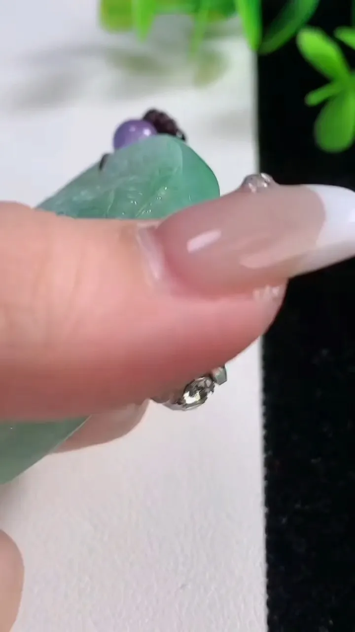 天然A货翡翠龙牌吊坠，尺寸50.8-9.5，重:42.29g
12月19日