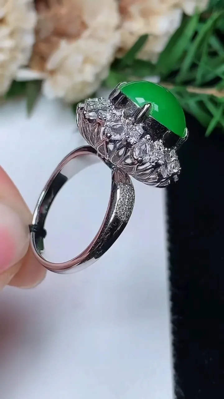 天然A货翡翠蛋面戒指，尺寸17.3-11.6-11.4，重量:5.87g2025年12月19日
工厂直销收藏佳品,种好水足，色泽均匀，有种有色，上手高大气！