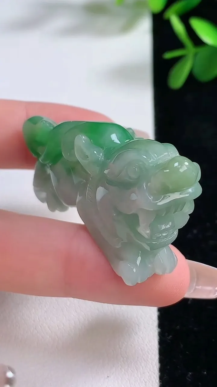 天然A货翡翠貔貅吊坠，尺寸50.2-26.6-14.3，重:32.83g
12月19日