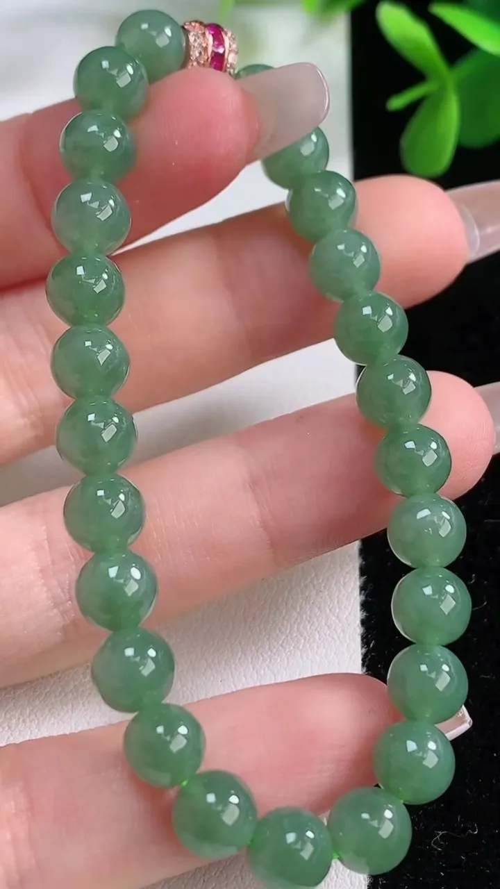 天然A货翡翠圆珠手串，尺寸6.8-25颗，重量:14.65g12月19日
工厂直销收藏佳品,种好水足，色泽均匀，有种有色，上手高大气！