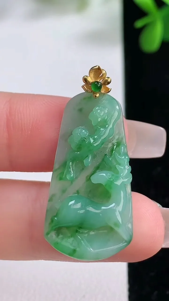 天然A货翡翠梅花鹿吊坠，尺寸29.8-15.8-9.3，重量:3.09g
12月19日