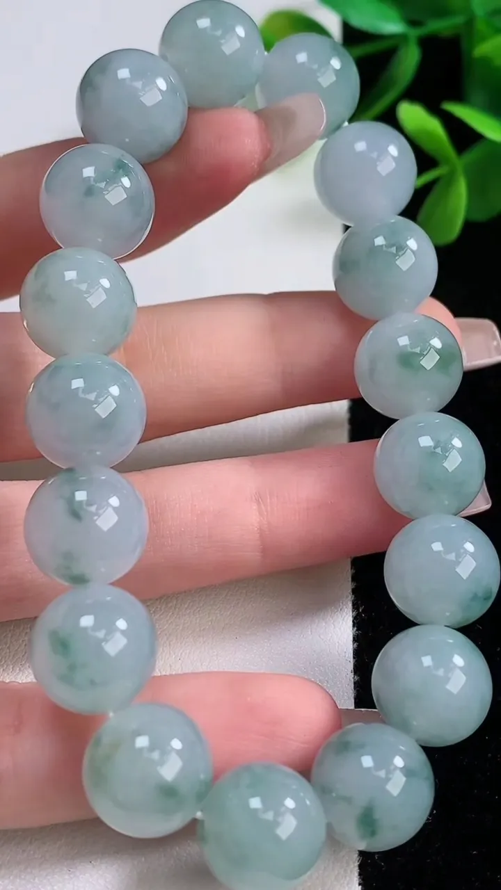 天然A货翡翠种飘花圆珠手串，尺寸12.3，重:54.67g12月19日
工厂直销收藏佳品,种好水足，色泽均匀，有种有色，上手高大气！