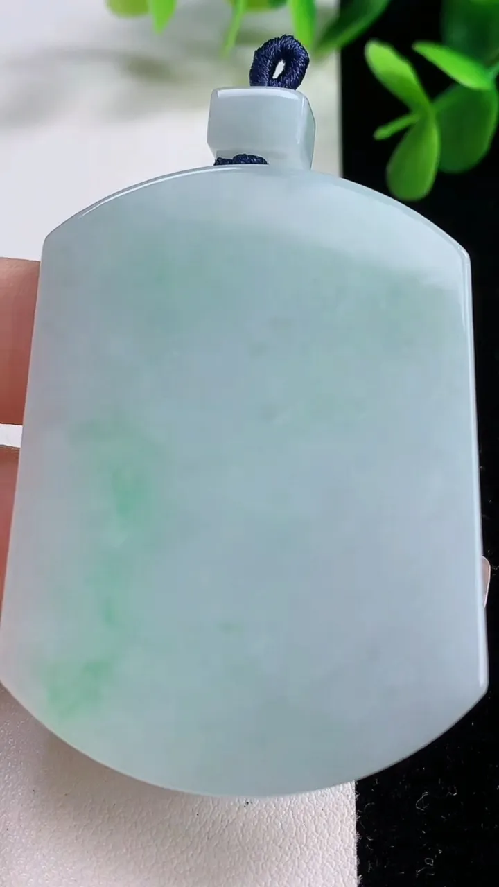 天然A货翡翠无事牌吊坠，尺寸57.8-43-6，重量:46.66g
12月19日