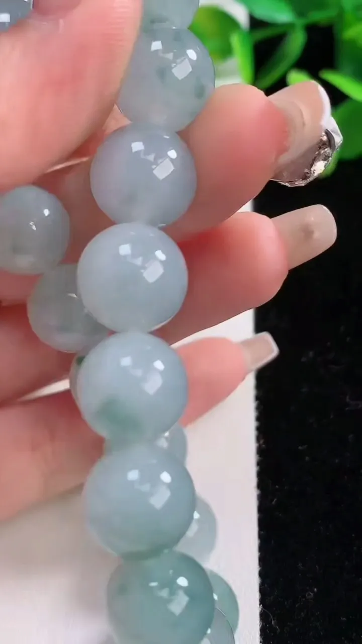 天然A货翡翠种飘花圆珠手串，尺寸12.3，重:54.67g12月19日
工厂直销收藏佳品,种好水足，色泽均匀，有种有色，上手高大气！