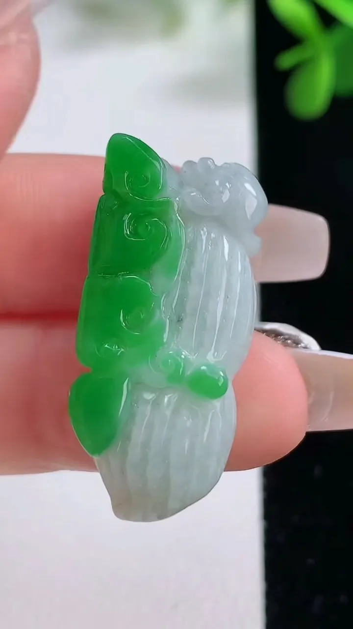 天然A货翡翠花生吊坠，尺寸31.2-13.4-8.2，重量:6.74g
12月19日