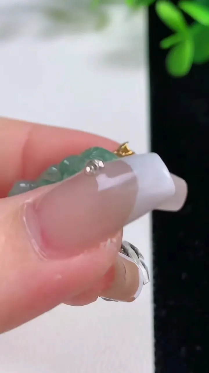 天然A货翡翠佛公吊坠，尺寸23.6-27.2-6，重量:5.58g
12月19日