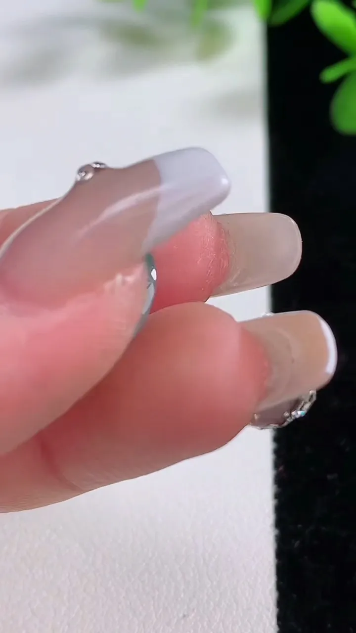 天然A货翡翠冰种飘花蛋面镶嵌件，尺寸12-11-7，重:1.45g
12月19日