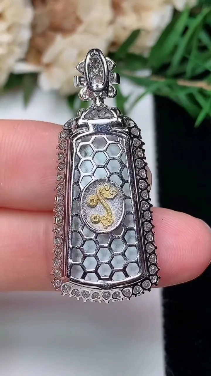 天然A货翡翠无事牌吊坠，尺寸35.7-15.3-8.2裸石23-11.5，重量:6.02g
12月19日