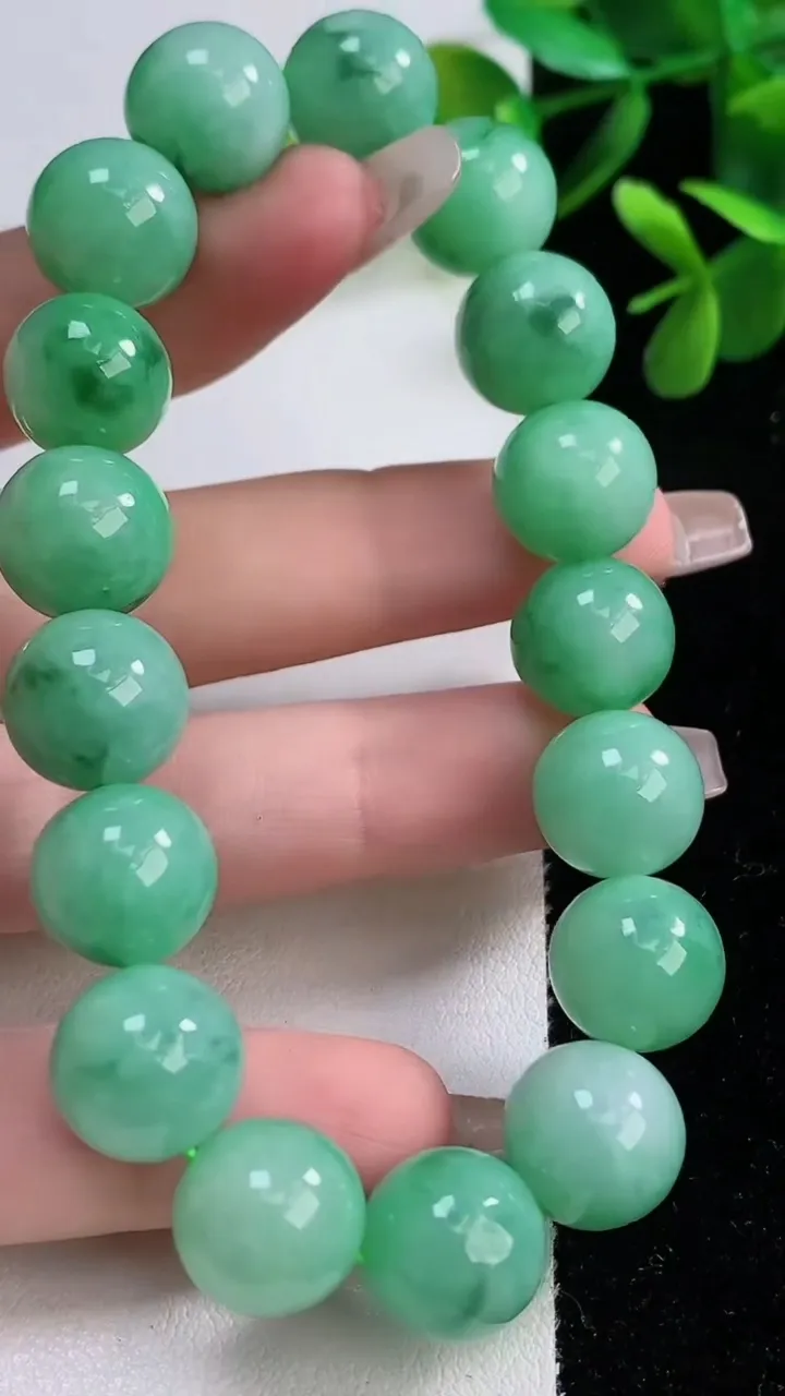 天然A货翡翠圆珠手串，尺寸12，重:53.04g12月19日
工厂直销收藏佳品,种好水足，色泽均匀，有种有色，上手高大气！