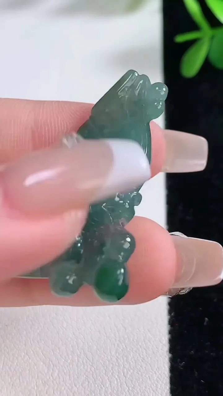 天然A货翡翠貔貅吊坠，尺寸39.6-28.9-3.8，重:5.71g
12月19日