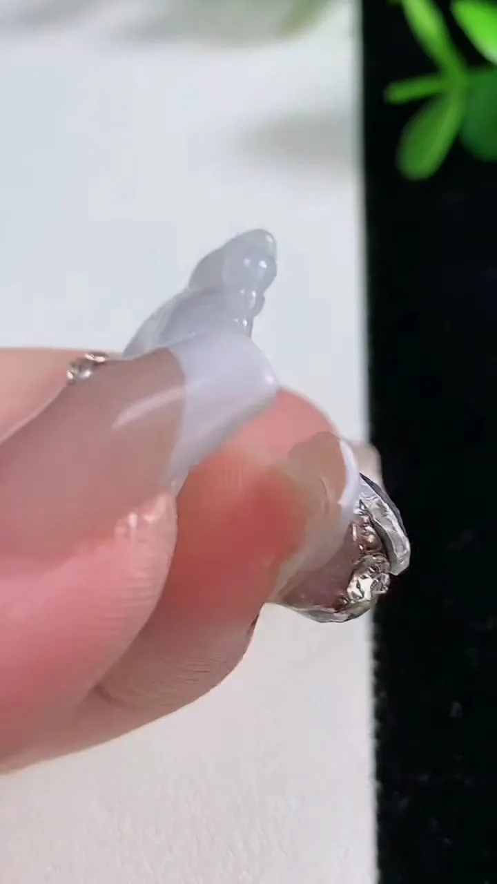 天然A货翡翠如意吊坠，尺寸44.5-25.6-5.1，重:10.74g
12月19日