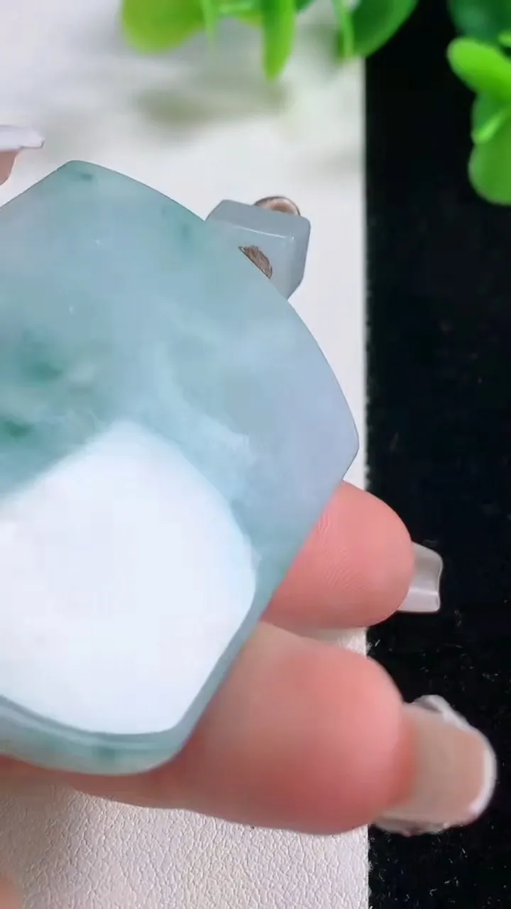 天然A货翡翠飘花无事牌吊坠，尺寸52.5-39.3-5.9，重量:37.28g
12月19日