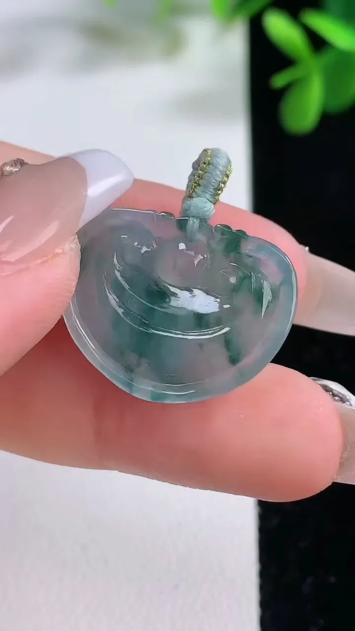 天然A货翡翠飘花如意头吊坠，尺寸18.6-22.7-4.4，重量:3.34g
12月19日