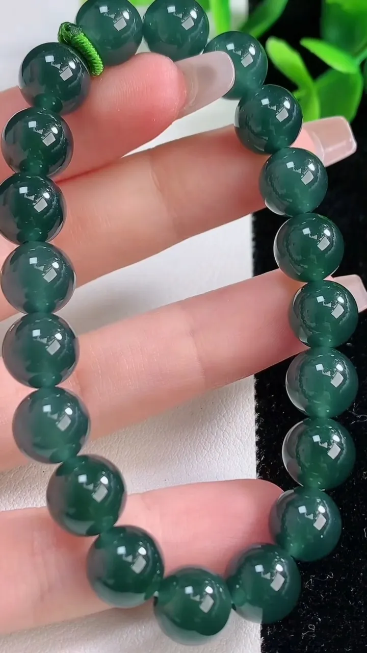 天然A货翡翠圆珠手串，尺寸9.8-20颗，重量:32.25g12月19日
工厂直销收藏佳品,种好水足，色泽均匀，有种有色，上手高大气！