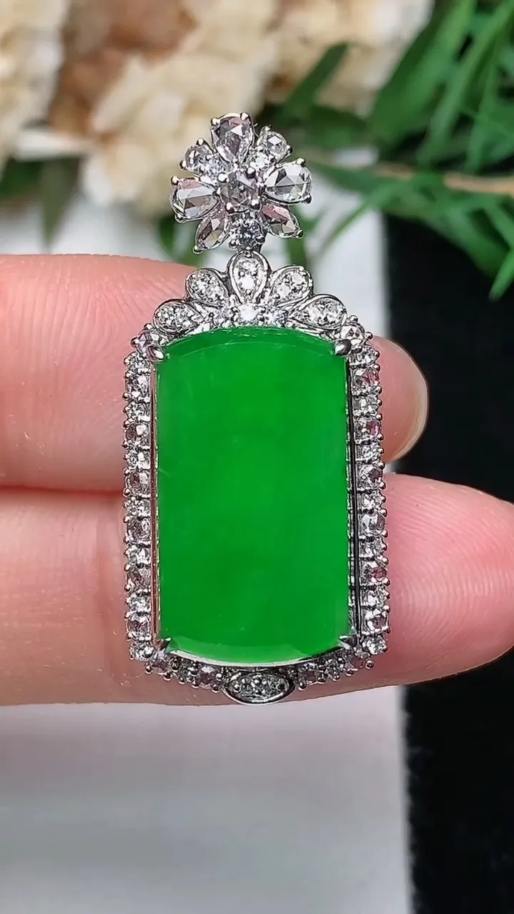 天然A货翡翠无事牌吊坠，尺寸31.2-14.2-9，裸石17.4-9.9，重量:4.03g
12月1