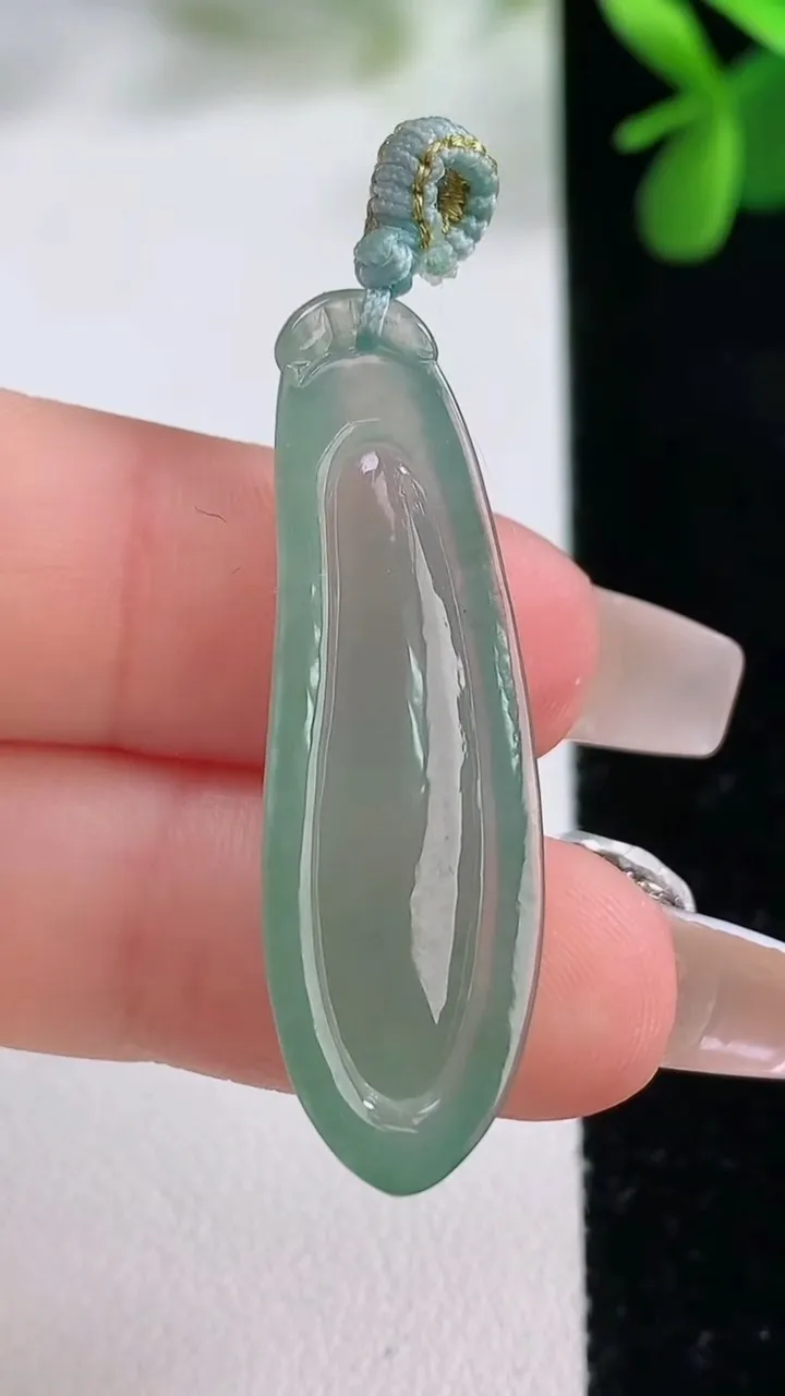 天然A货翡翠福瓜吊坠，尺寸38-12-5.8，重量:4.55g
12月19日