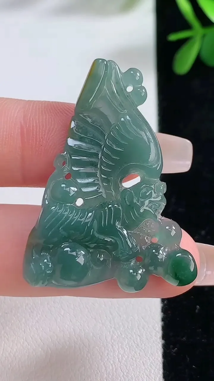 天然A货翡翠貔貅吊坠，尺寸39.6-28.9-3.8，重:5.71g
12月19日