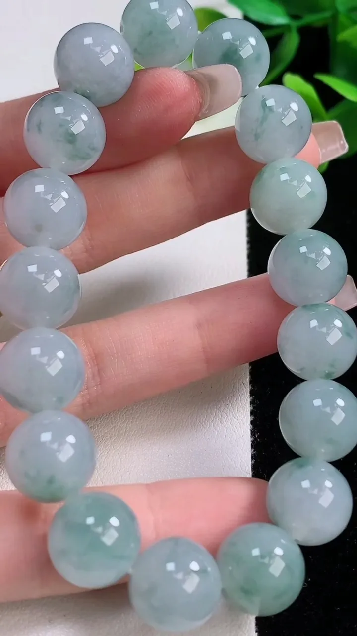 天然A货翡翠种飘花圆珠手串，尺寸12.3，重:54.67g12月19日
工厂直销收藏佳品,种好水足，色泽均匀，有种有色，上手高大气！