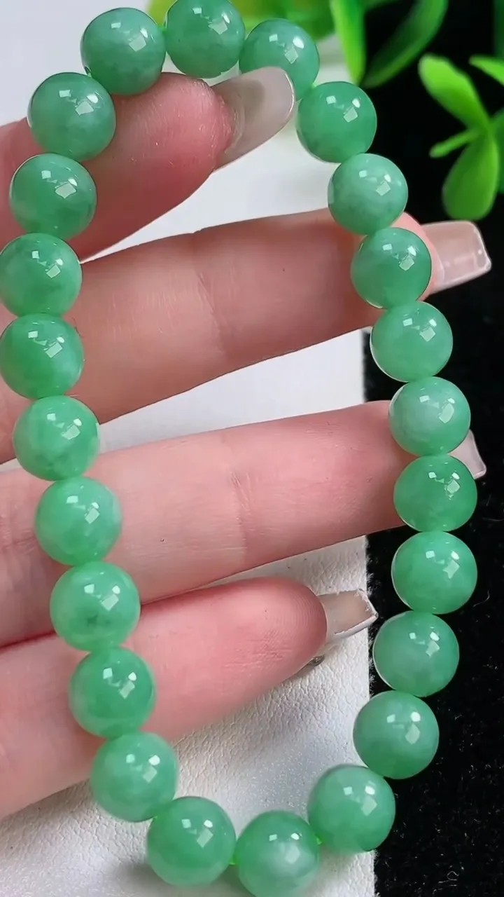 天然A货翡翠圆珠手串，尺寸7.8-24颗，重:20.40g12月19日
工厂直销收藏佳品,种好水足，色泽均匀，有种有色，上手高大气！