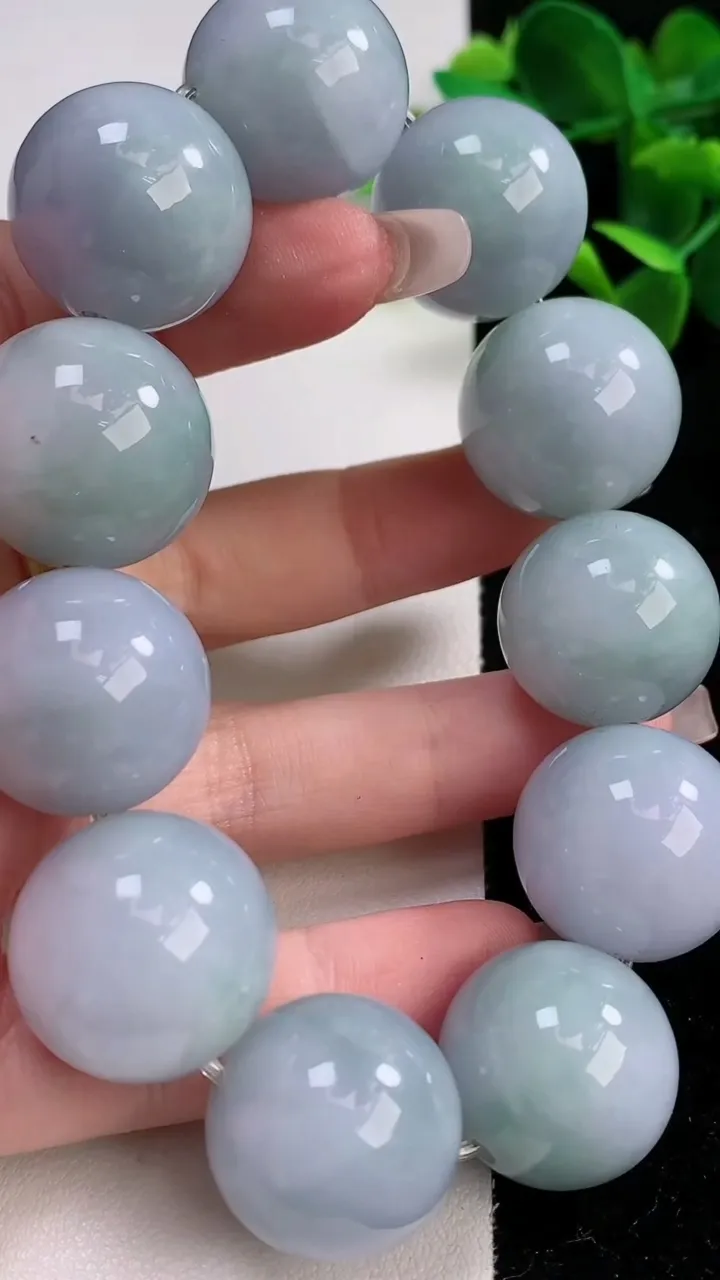 天然A货翡翠紫罗兰圆珠手串，尺寸19-20，重:147.77g12月19日
工厂直销收藏佳品,种好水足，色泽均匀，有种有色，上手高大气！