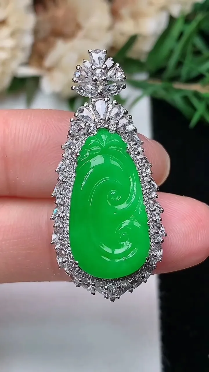 天然A货翡翠如意吊坠，尺寸34.7-16-8.6裸石19-10.6，重量:5.78g
12月19日