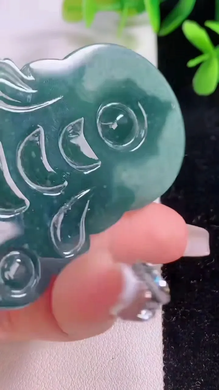 天然A货翡翠度母吊坠，尺寸70-44-9，重:39.67g
12月19日