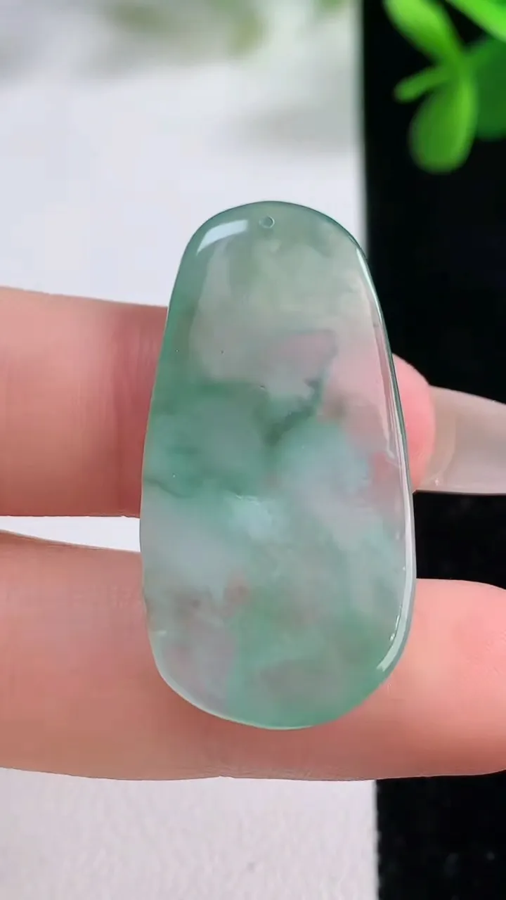 天然A货翡翠生肖鼠吊坠，尺寸35.7-17.3-2.6，重量:3.88g
12月19日