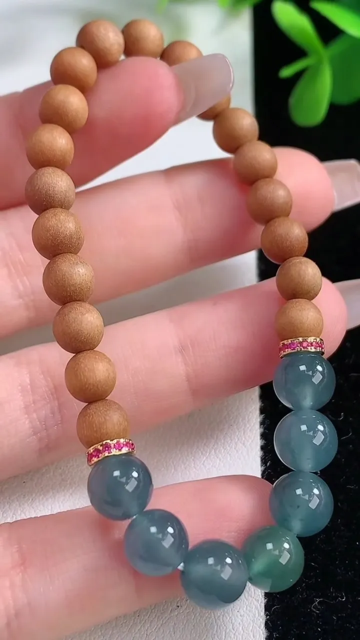 天然A货翡翠圆珠手串，尺寸7.7，重量:8.30g12月19日
工厂直销收藏佳品,种好水足，色泽均匀，有种有色，上手高大气！