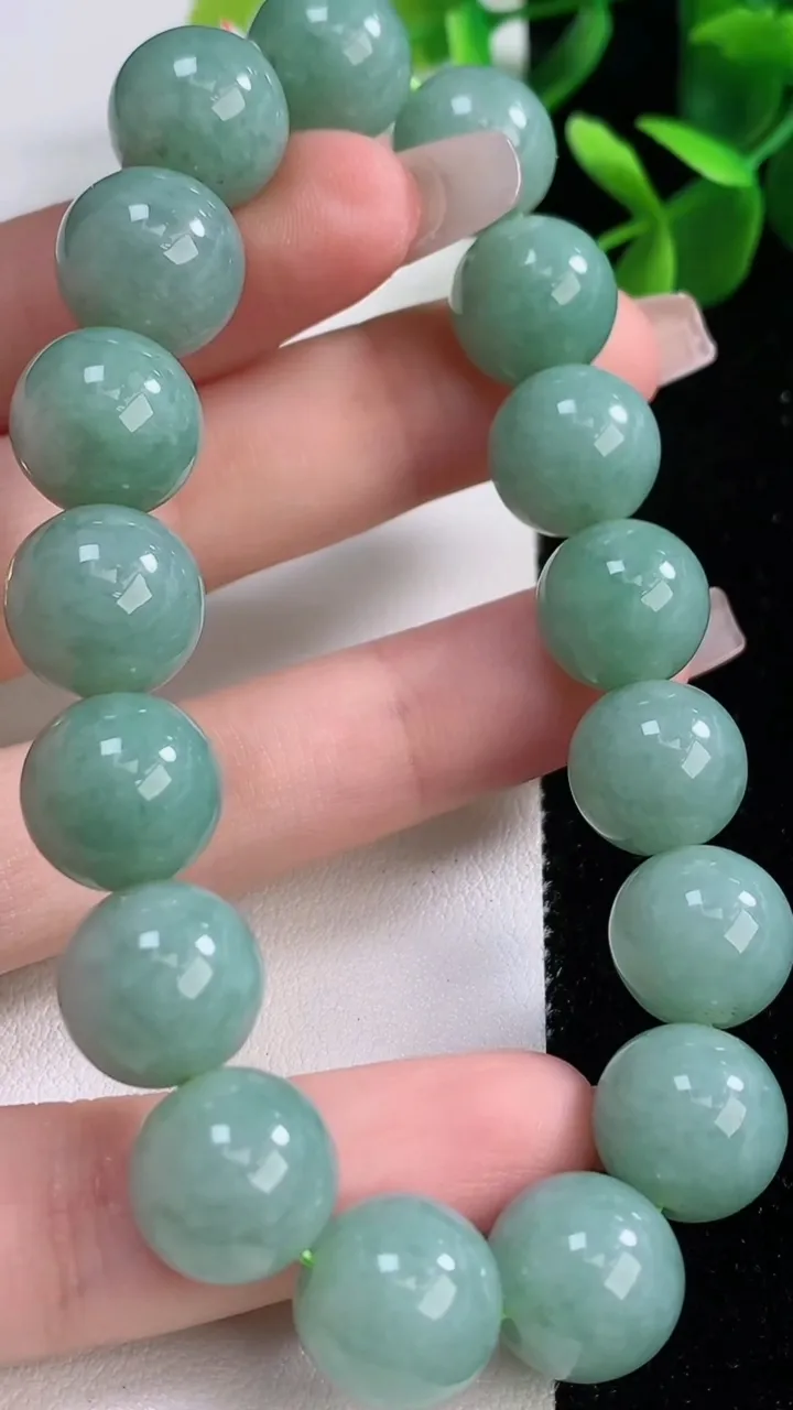 天然A货翡翠圆珠手串，尺寸12.5-17颗，重量:57.57g12月19日
工厂直销收藏佳品,种好水足，色泽均匀，有种有色，上手高大气！
