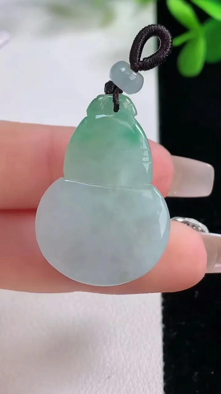 天然A货翡翠葫芦吊坠，尺寸30-22-9，重量:11.36g
12月19日