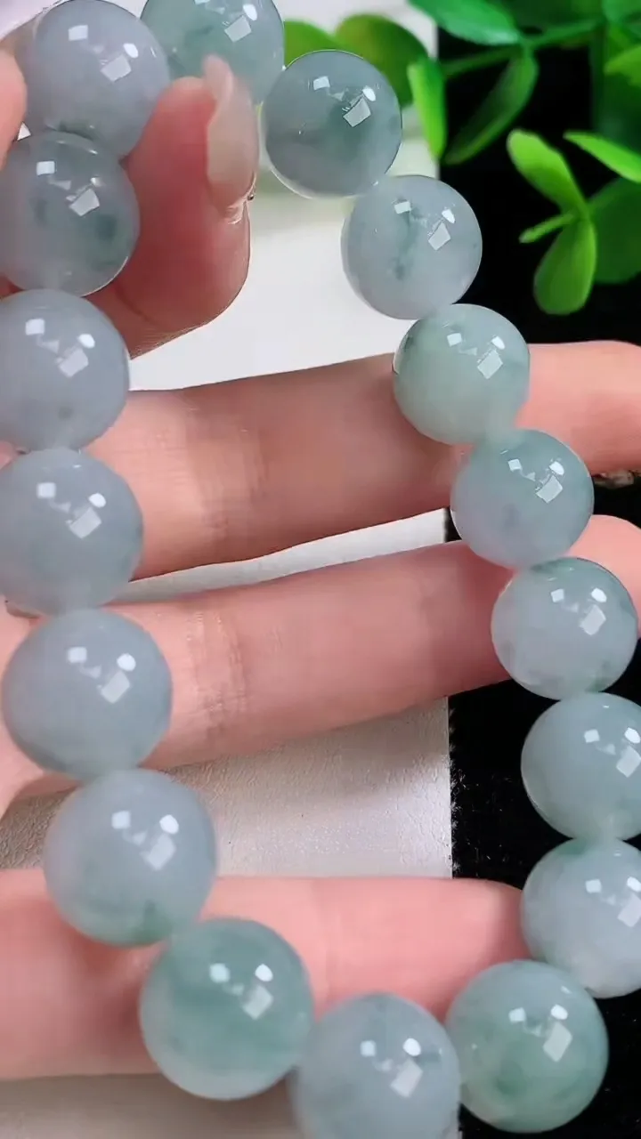 天然A货翡翠种飘花圆珠手串，尺寸12.3，重:54.67g12月19日
工厂直销收藏佳品,种好水足，