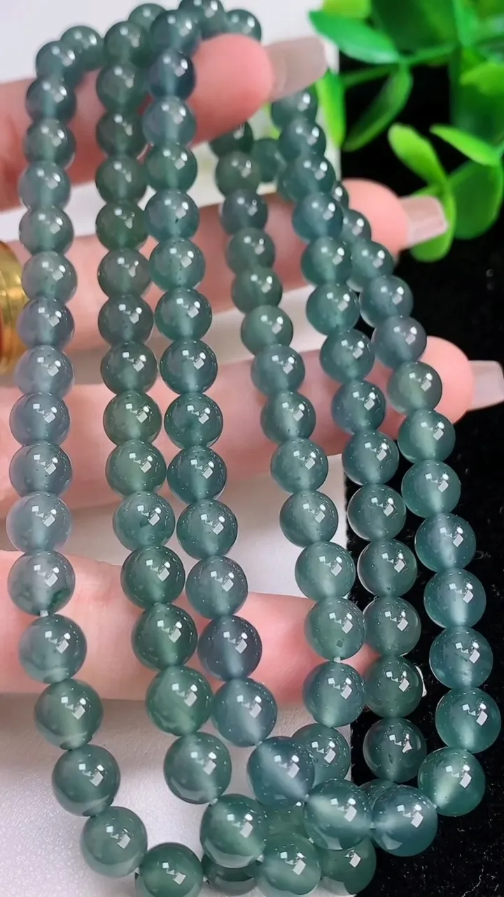 天然A货翡翠圆珠项链，尺寸7，重:64.10g12月19日
工厂直销收藏佳品,种好水足，色泽均匀，有种有色，上手高大气！