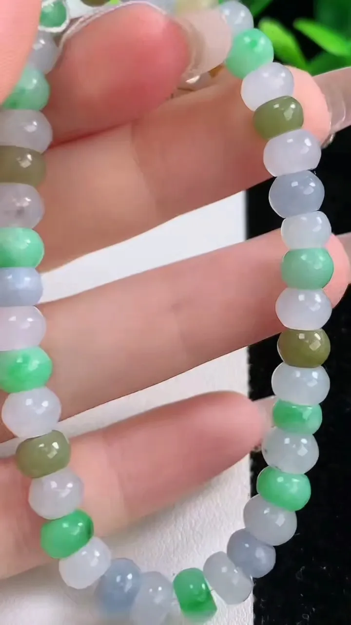 天然A货翡翠三彩算盘珠手串，尺寸7.6-5-39颗，重量:17.78g12月19日
工厂直销收藏佳品,种好水足，色泽均匀，有种有色，上手高大气！