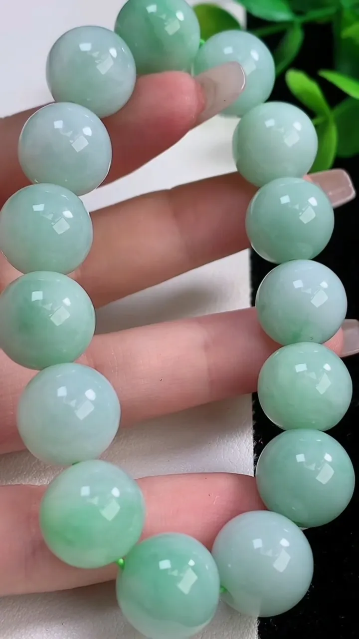 天然A货翡翠圆珠手串，尺寸13.8-15颗，重:67.26g12月19日
工厂直销收藏佳品,种好水足，色泽均匀，有种有色，上手高大气！