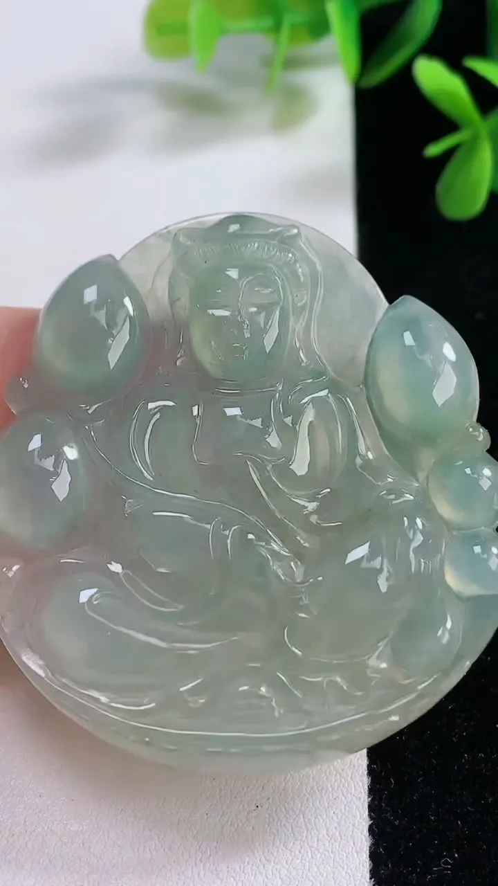 天然A货翡翠大势至菩萨吊坠，尺寸52.7-49.2-6，重:26.29g
12月19日