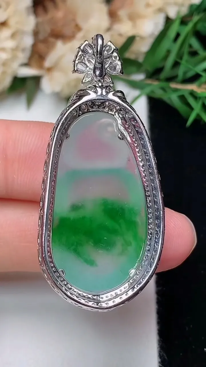 天然A货翡翠福豆吊坠，尺寸43.2-19.5-11.8，裸石29-15.3，重量:8.44g
12月19日