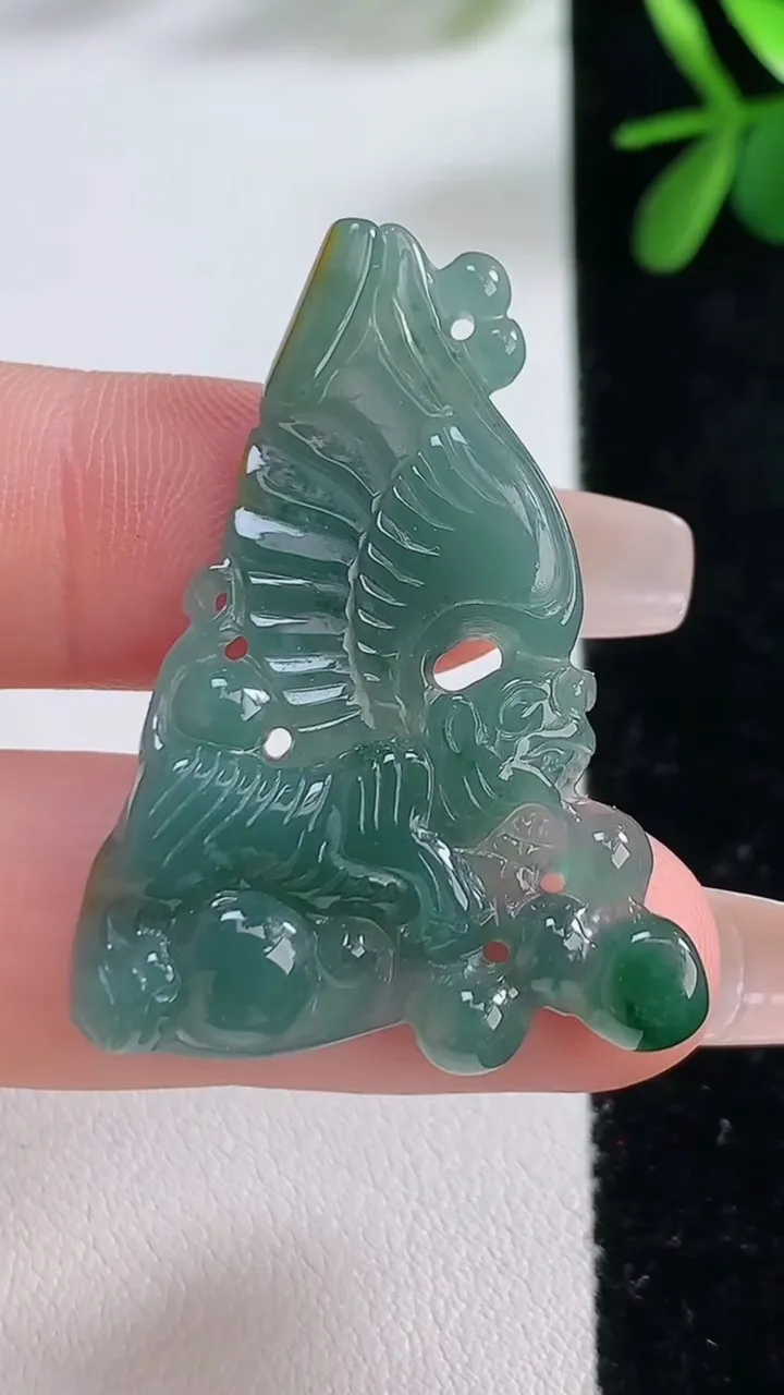 天然A货翡翠貔貅吊坠，尺寸39.6-28.9-3.8，重:5.71g
12月19日