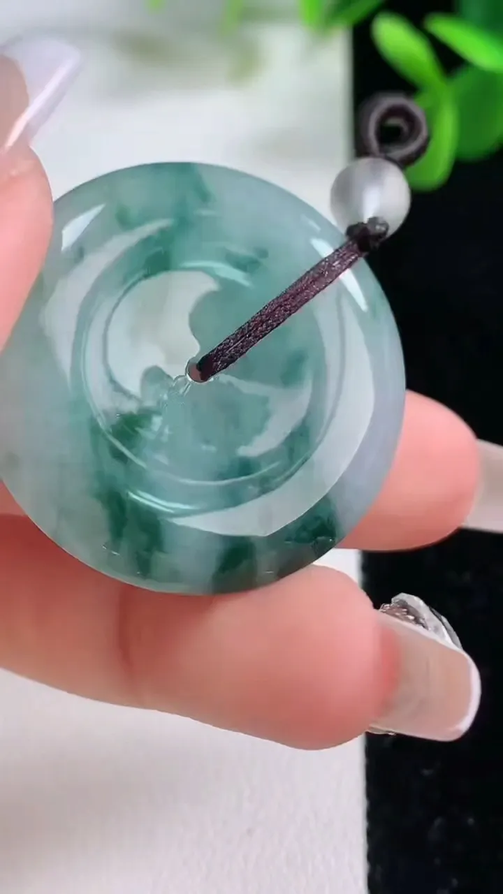 天然A货翡翠飘花平安扣吊坠，尺寸31.8-5.7，重量:13.66g
12月19日