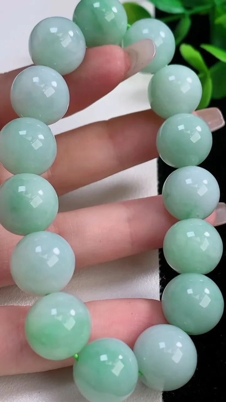 天然A货翡翠圆珠手串，尺寸13.8-15颗，重:67.26g12月19日
工厂直销收藏佳品,种好水足，色泽均匀，有种有色，上手高大气！
